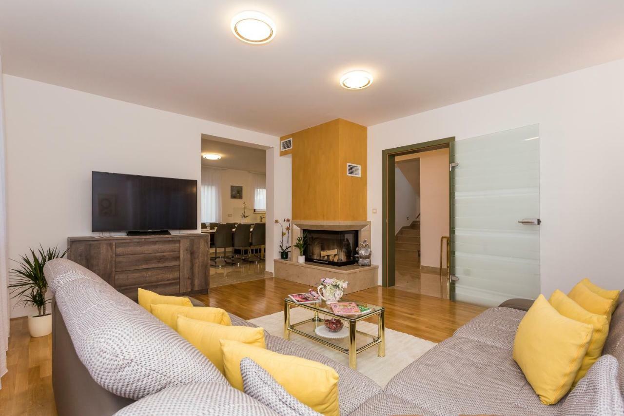 Villa Sweet Home Marija With Heated Pool スプリト エクステリア 写真