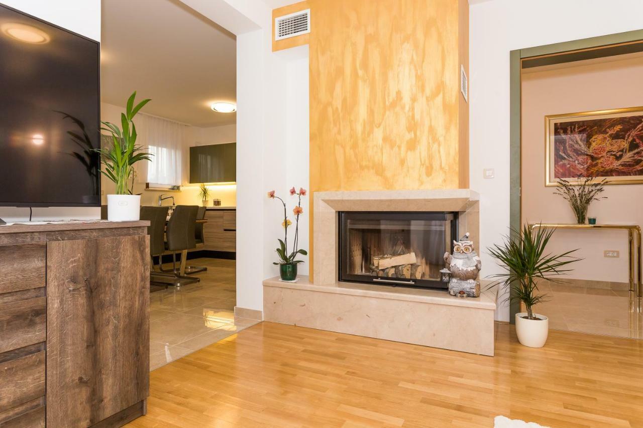 Villa Sweet Home Marija With Heated Pool スプリト エクステリア 写真